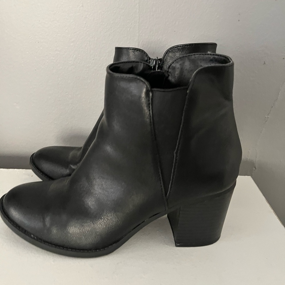 Mee too boots. Like new. Size 7